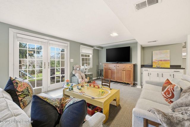 5204 Moccasin Trail, Louisville, KY 40207