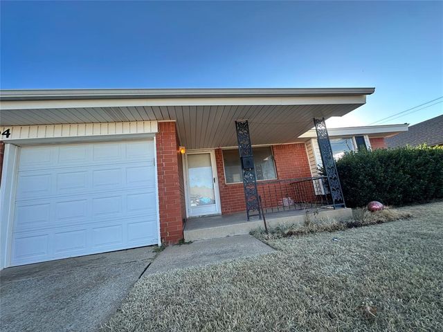 1304 Kings Court Circle, Moore, OK 73160