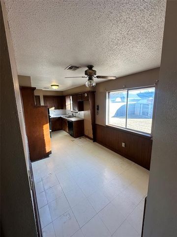 1304 Kings Court Circle, Moore, OK 73160