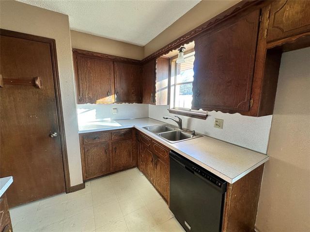 1304 Kings Court Circle, Moore, OK 73160