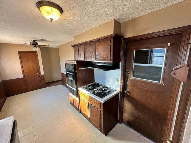 1304 Kings Court Circle, Moore, OK 73160