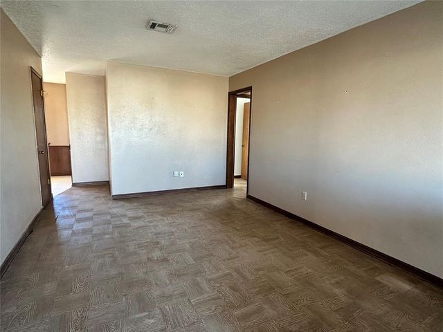 1304 Kings Court Circle, Moore, OK 73160