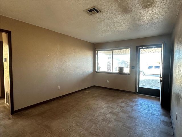 1304 Kings Court Circle, Moore, OK 73160