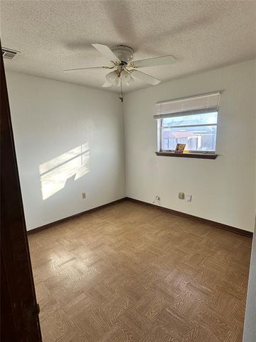 1304 Kings Court Circle, Moore, OK 73160