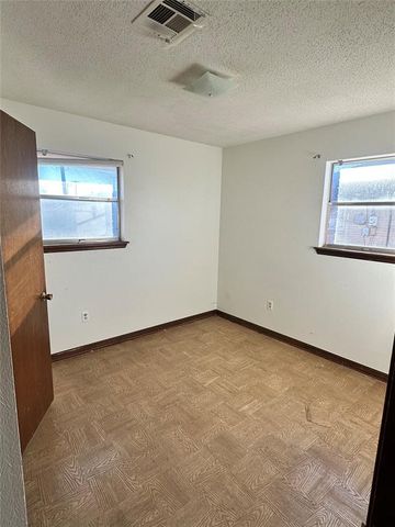 1304 Kings Court Circle, Moore, OK 73160