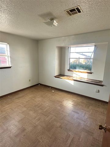 1304 Kings Court Circle, Moore, OK 73160