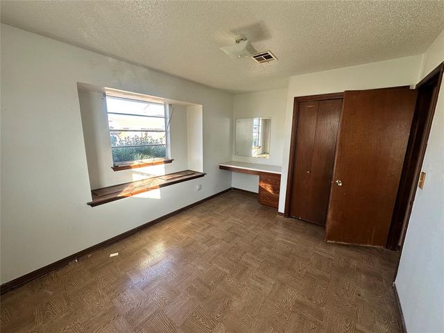 1304 Kings Court Circle, Moore, OK 73160