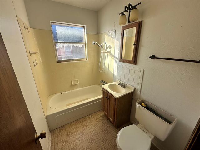 1304 Kings Court Circle, Moore, OK 73160