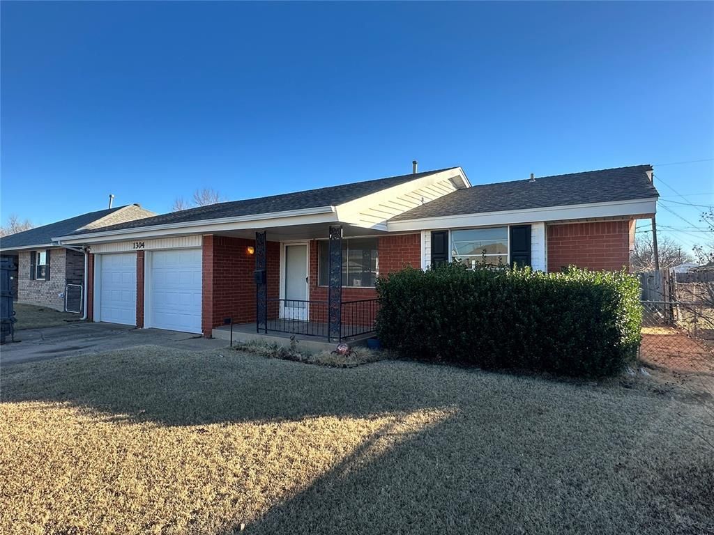 1304 Kings Court Circle, Moore, OK 73160