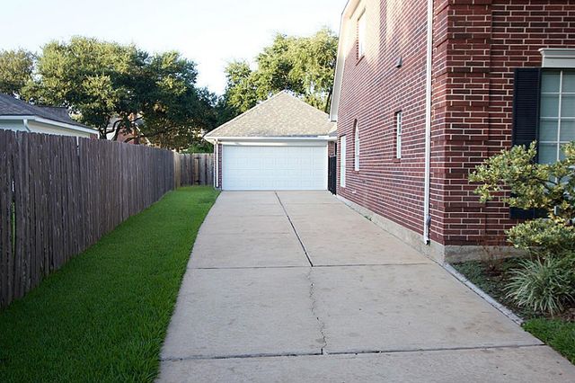 1615 Green Leaf Oaks Drive, Sugar Land, TX 77479