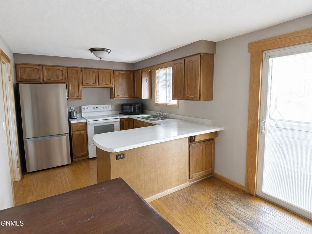 2114 8th Avenue E, Williston, ND 58801 photo 2