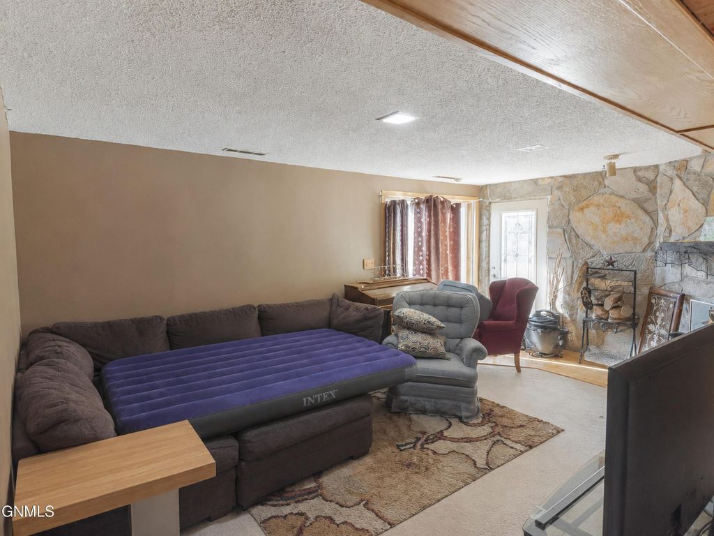 2114 8th Avenue E, Williston, ND 58801 photo 3