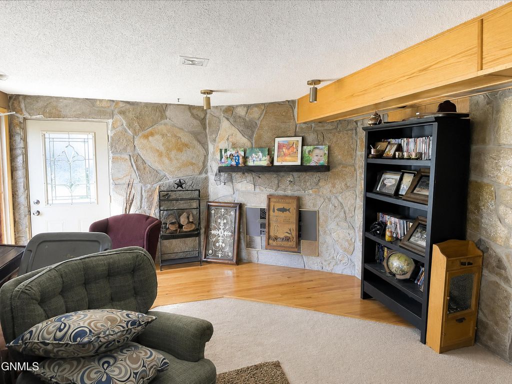 2114 8th Avenue E, Williston, ND 58801 photo 4
