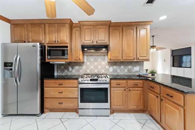 606 Packer Court, Webster, TX 77598