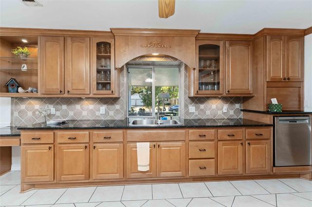 606 Packer Court, Webster, TX 77598