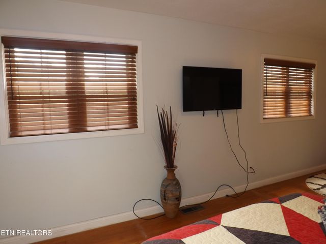 829 Bristol Rd, Harrogate, TN 37752