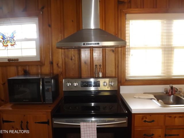 829 Bristol Rd, Harrogate, TN 37752