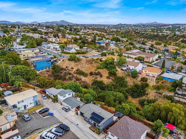 2462 44th, San Diego, CA 92105