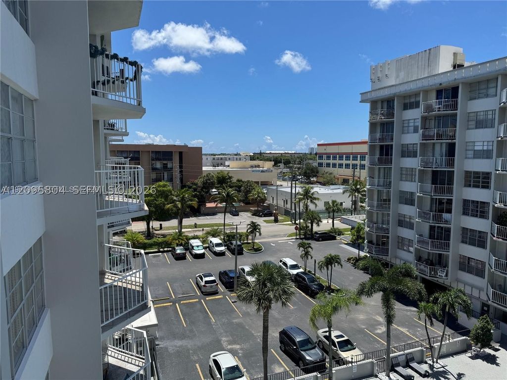 16740 NE 9th Ave 608, North Miami Beach, FL 33162
