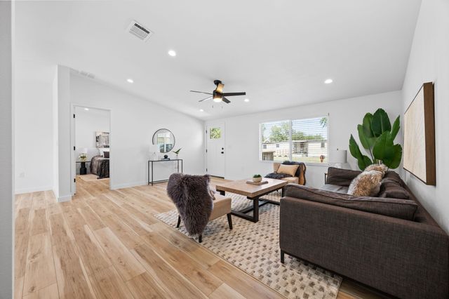 404 E Pecan ST, Taylor, TX 76574