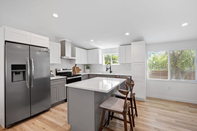 404 E Pecan ST, Taylor, TX 76574