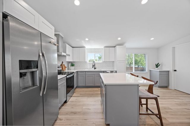 404 E Pecan ST, Taylor, TX 76574