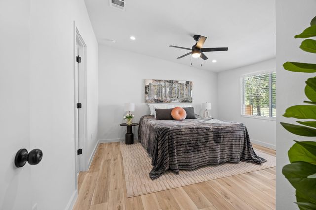 404 E Pecan ST, Taylor, TX 76574