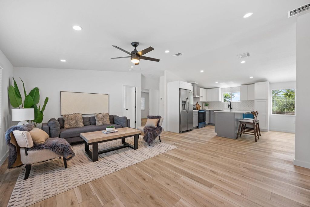 404 E Pecan ST, Taylor, TX 76574