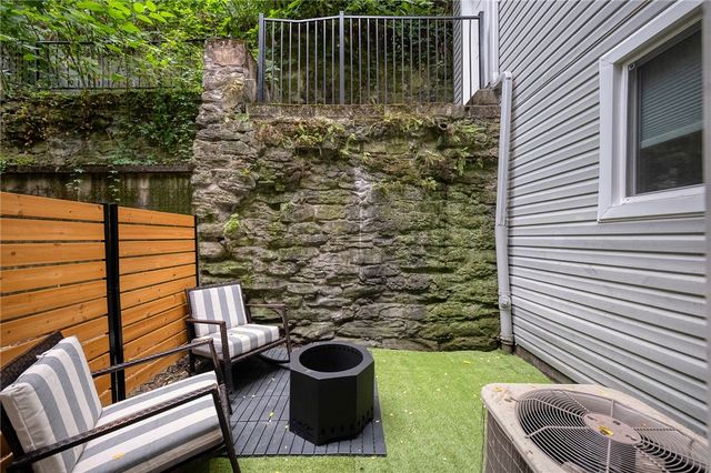 1119 Voskamp St, Troy Hill, PA 15212