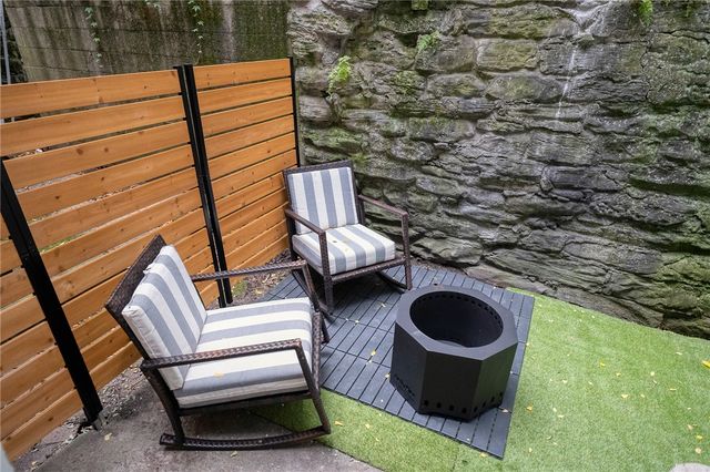 1119 Voskamp St, Troy Hill, PA 15212