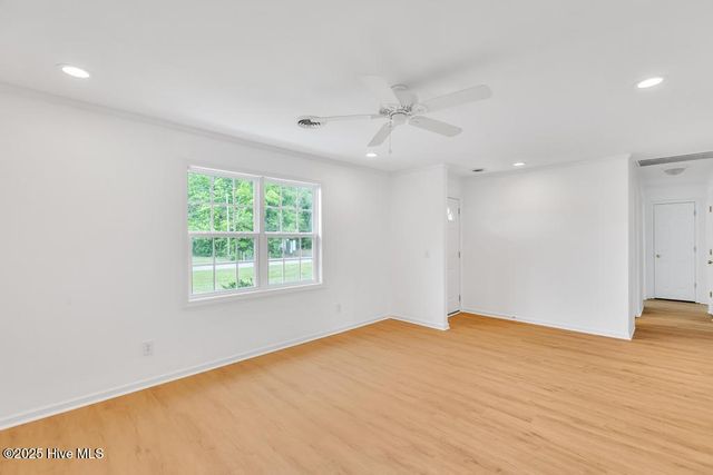 101 Holiday Drive, Hampstead, NC 28443