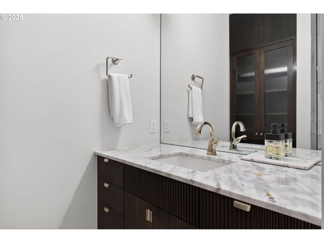 21 D Ave 2, Lake Oswego, OR 97034