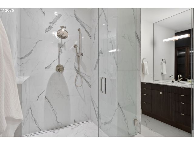 21 D Ave 2, Lake Oswego, OR 97034