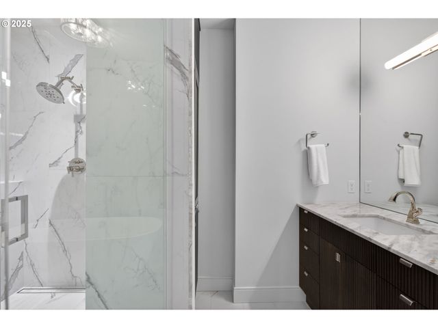 21 D Ave 2, Lake Oswego, OR 97034