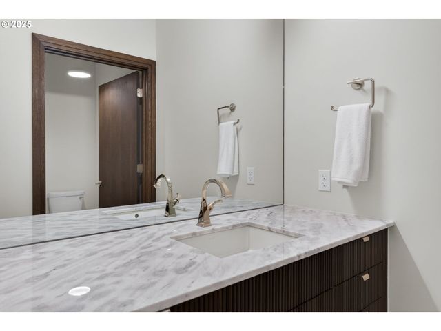 21 D Ave 2, Lake Oswego, OR 97034