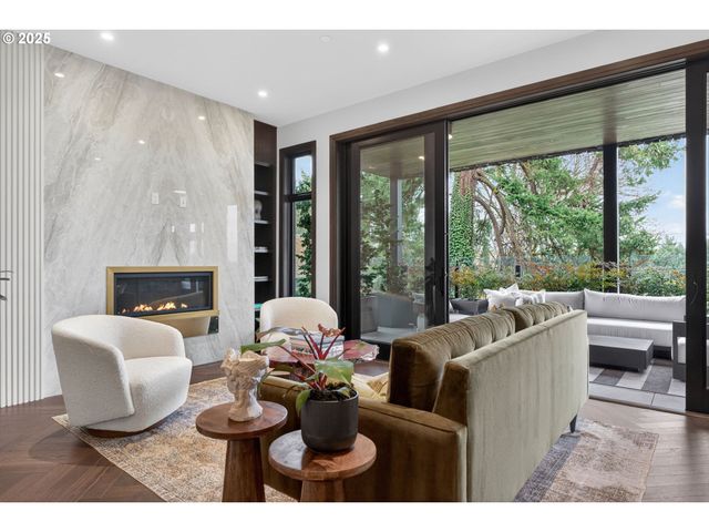 21 D Ave 2, Lake Oswego, OR 97034