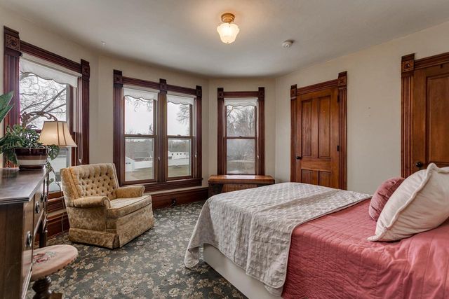 327 W MAIN STREET, Hortonville, WI 54944