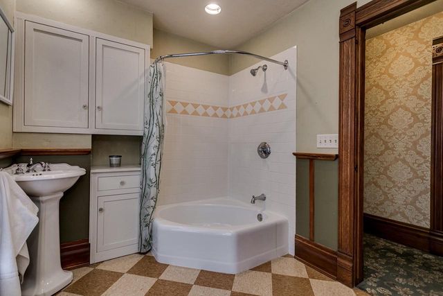 327 W MAIN STREET, Hortonville, WI 54944