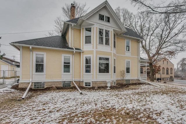 327 W MAIN STREET, Hortonville, WI 54944