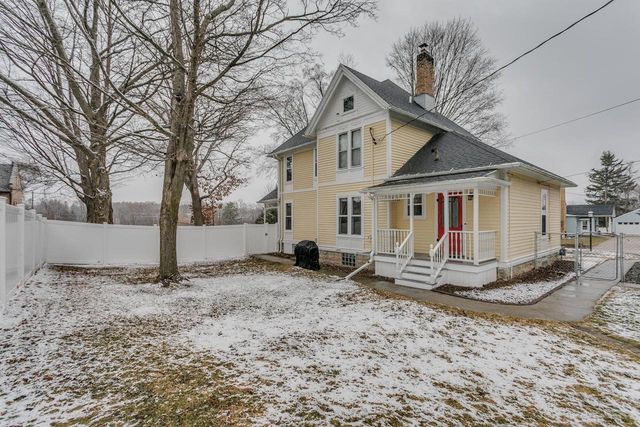 327 W MAIN STREET, Hortonville, WI 54944