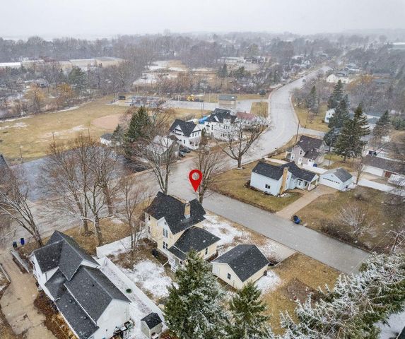 327 W MAIN STREET, Hortonville, WI 54944