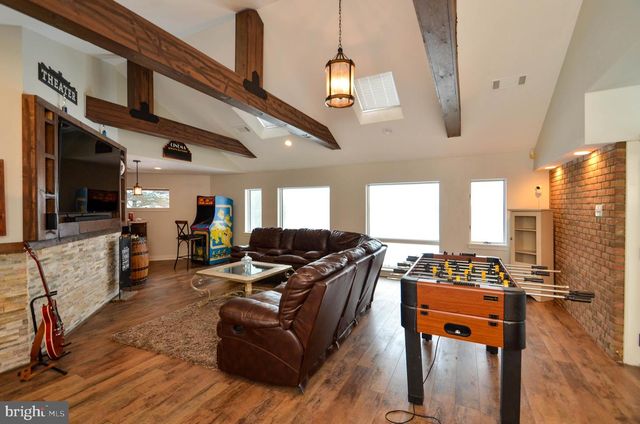5061 WENDI DR W, Zionsville, PA 18092