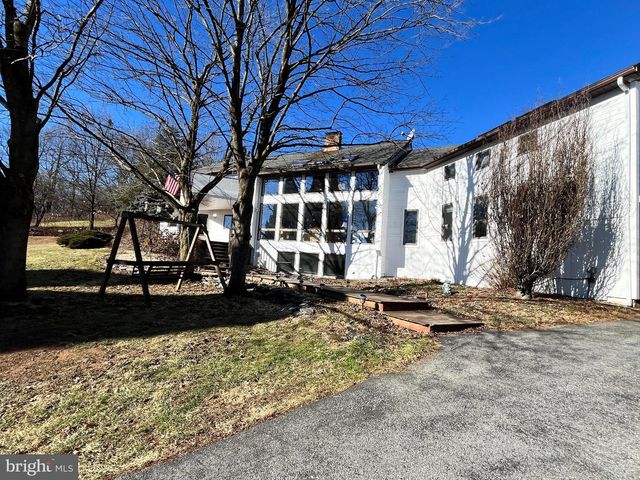 5061 WENDI DR W, Zionsville, PA 18092
