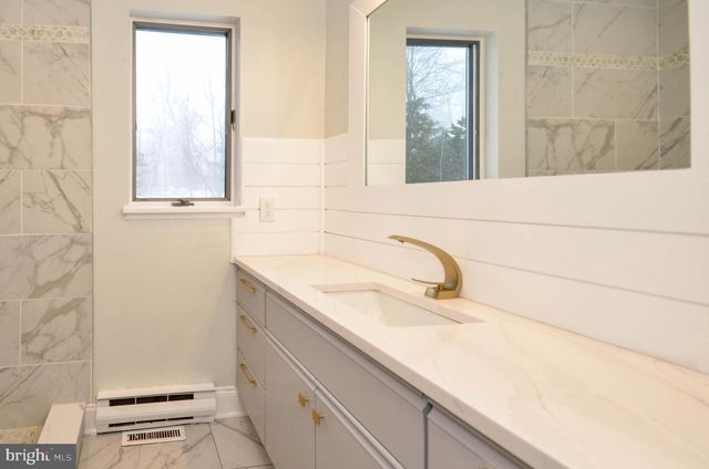 5061 WENDI DR W, Zionsville, PA 18092