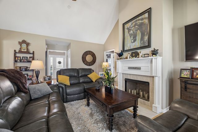 1078 Everwood Dr, Ashland City, TN 37015