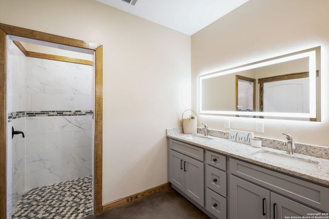 237 Hopi Trail, Bandera, TX 78003