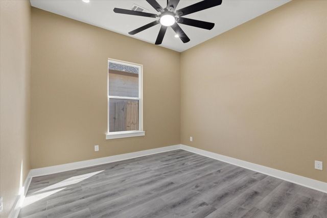 800 S 1st Street, La Porte, TX 77571