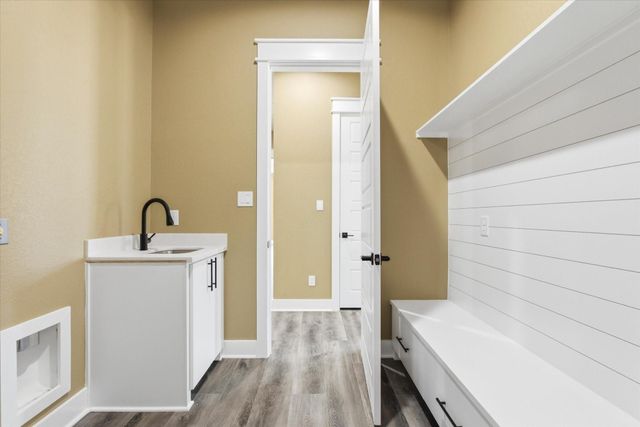 800 S 1st Street, La Porte, TX 77571