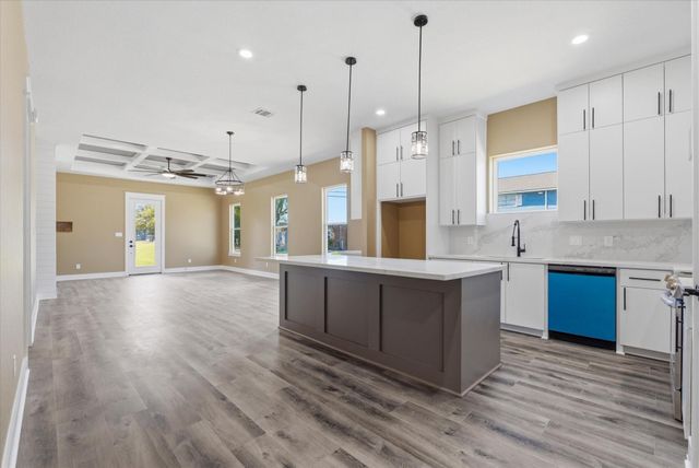 800 S 1st Street, La Porte, TX 77571