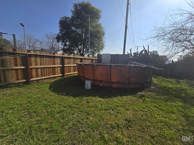 8217 HillTop Drive, Bakersfield, CA 93307